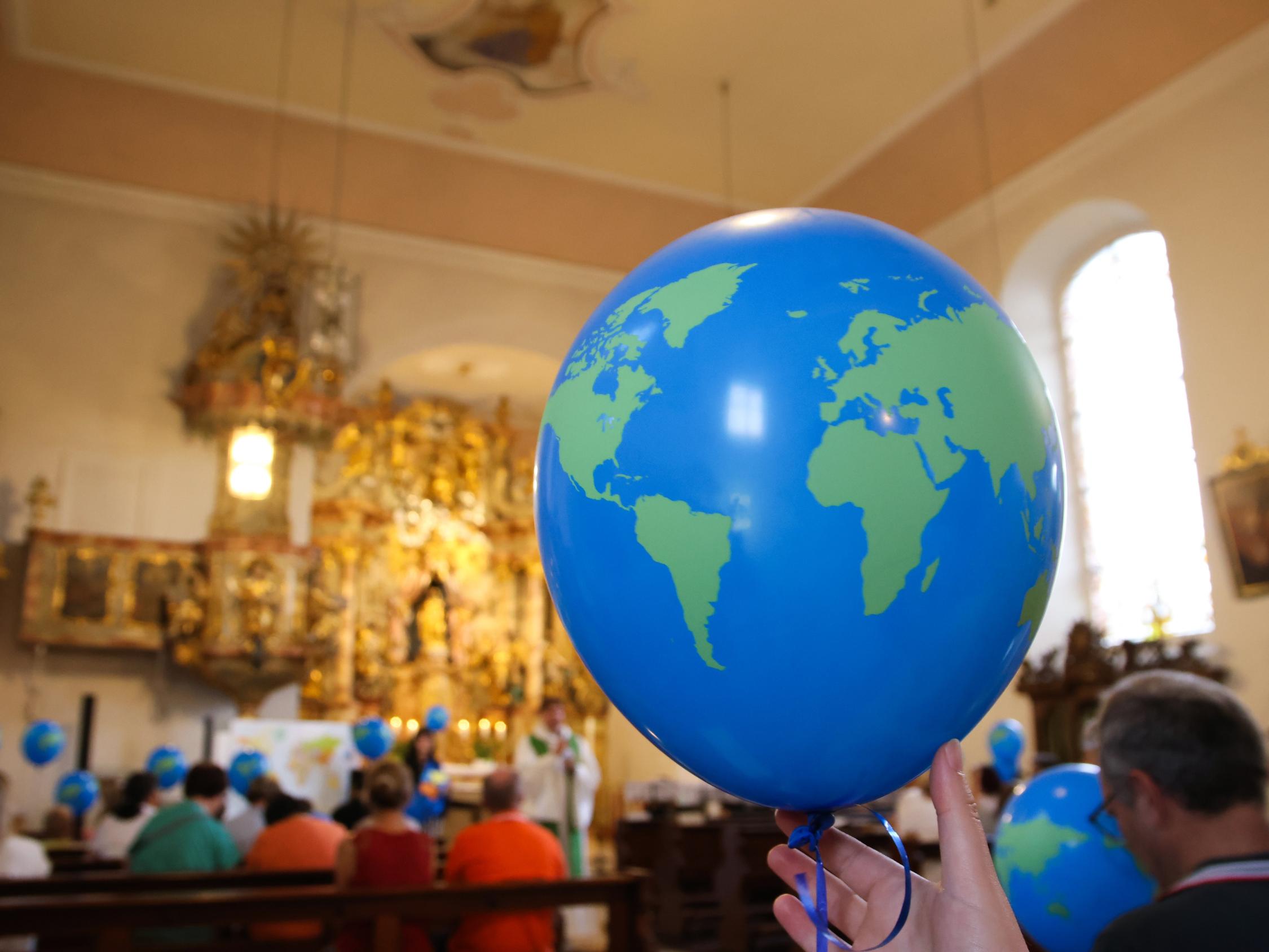 Buchbarer Jugendgottesdienst 'We are the World' in Thüngfeld mit Diözesanjugendpfarrer Gerd Richard Neumeier.