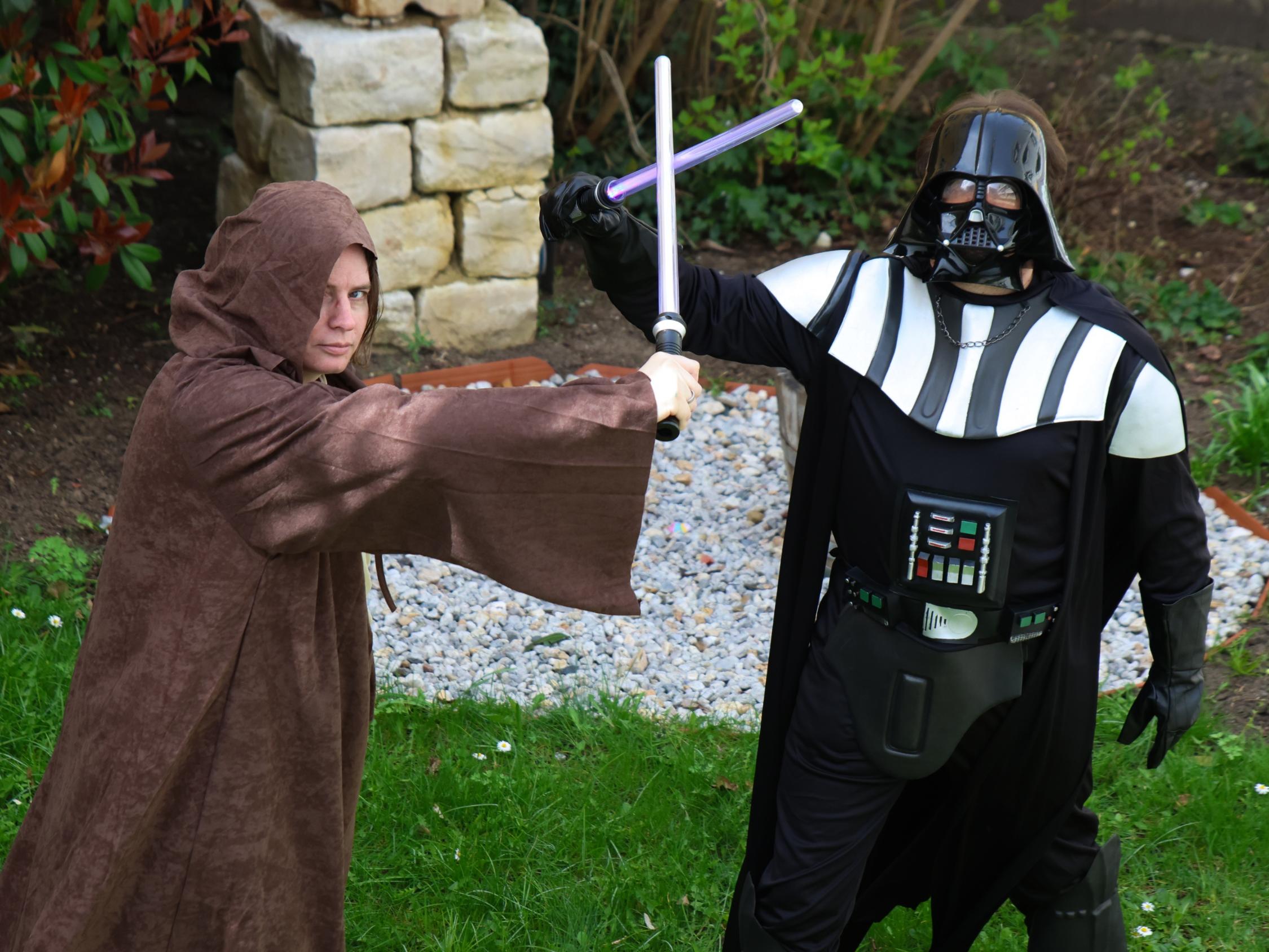 Die Kostüme für den Star-Wars-Gottesdienst am 18. April 2026 sind im Jugendamt der Erzdiözese Bamberg angekommen - Jedi-Ritter können also mit Laserschwertern gegen Darth Vader kämpfen. Anja Baumer-Löw (links) bereitet den Gottesdienst mit vor.