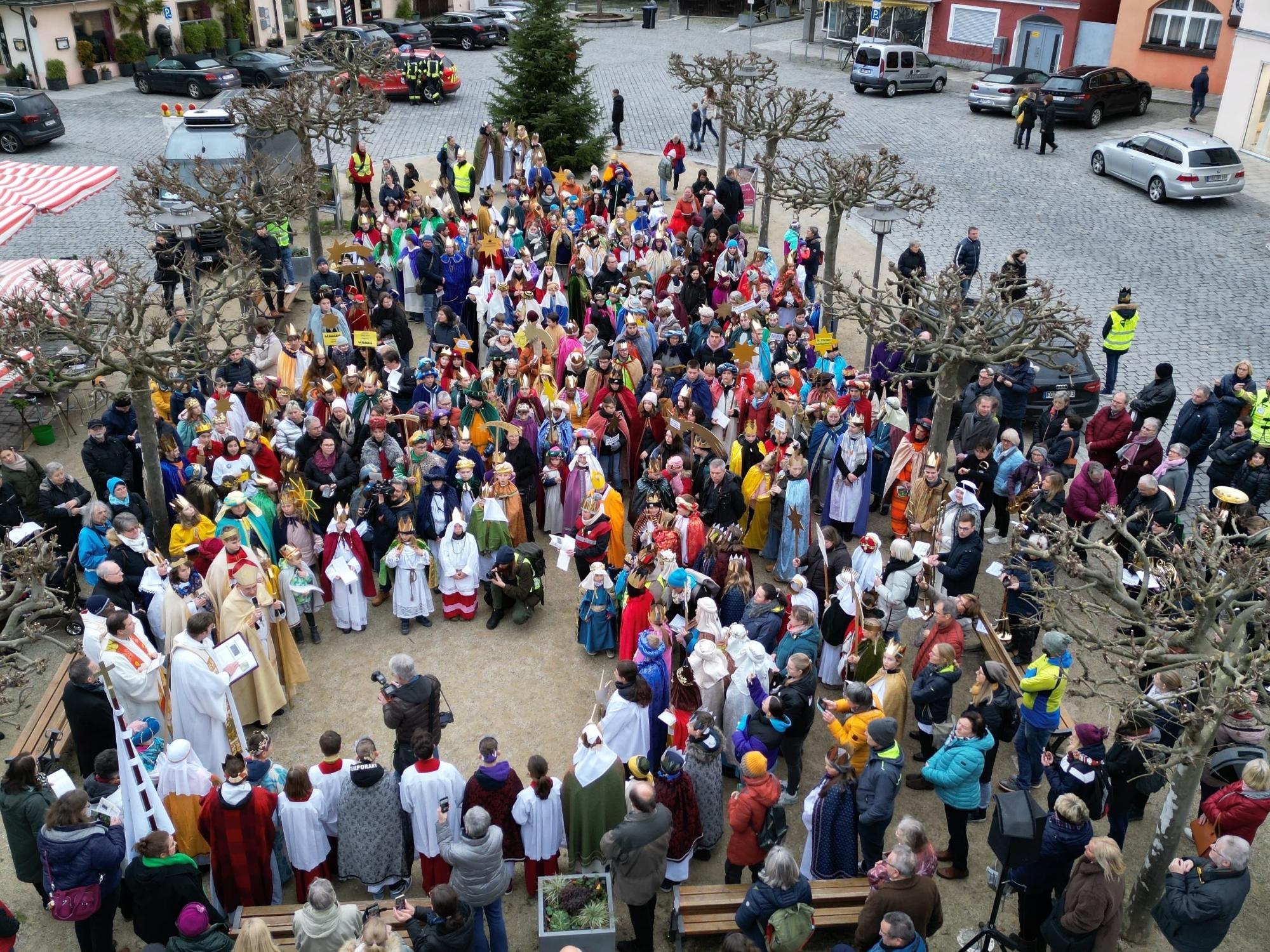 Diözesane Eröffnung der Aktion Dreikönigssingen in Forchheim, Dezember 2023. Auf dem Marktplatz in Forchheim segnen die Sternsinger*innen die Stadt.