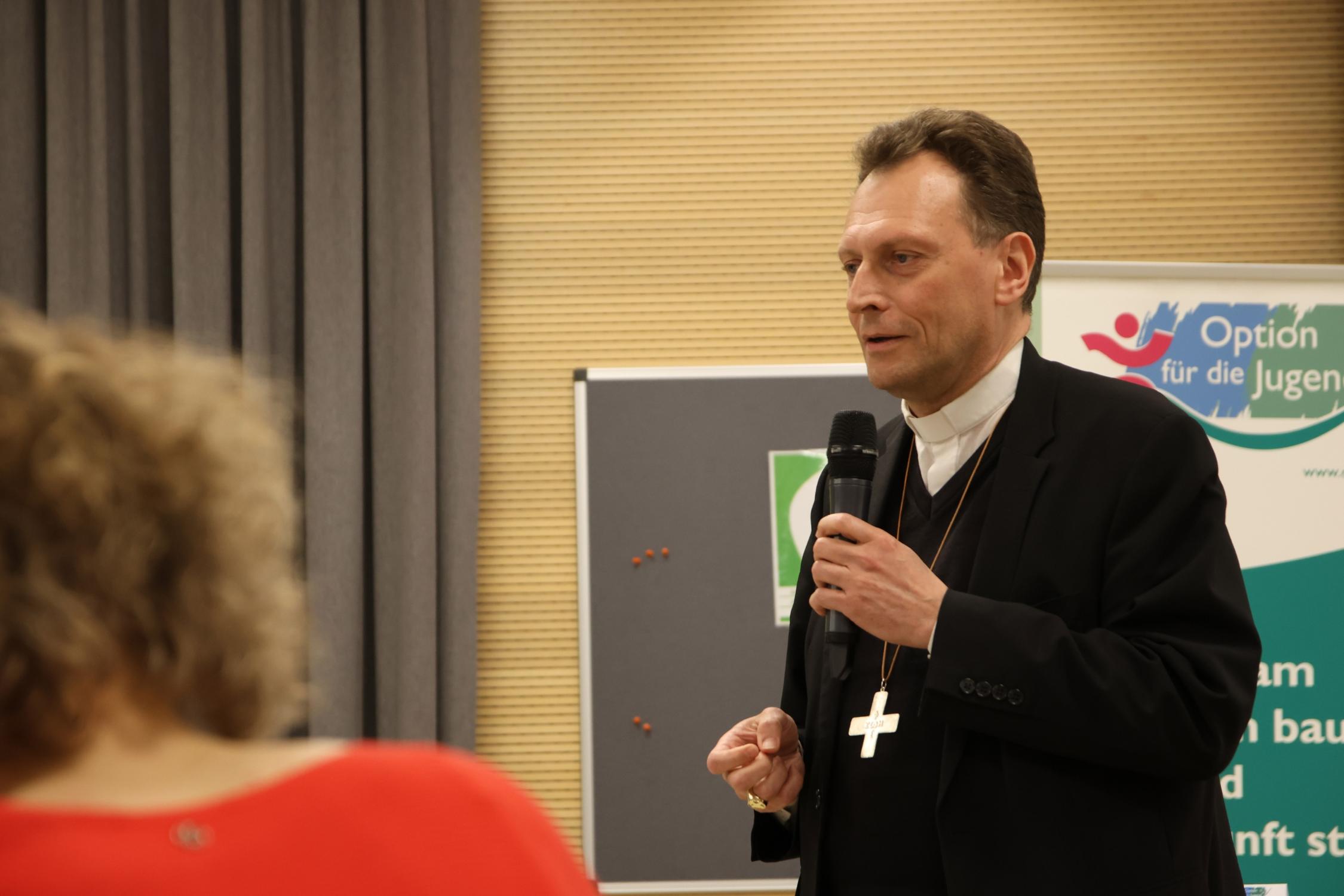 Erzbischof Herwig Gössl spricht mit den Delegierten des BDKJ-Diözesanverbands Bamberg