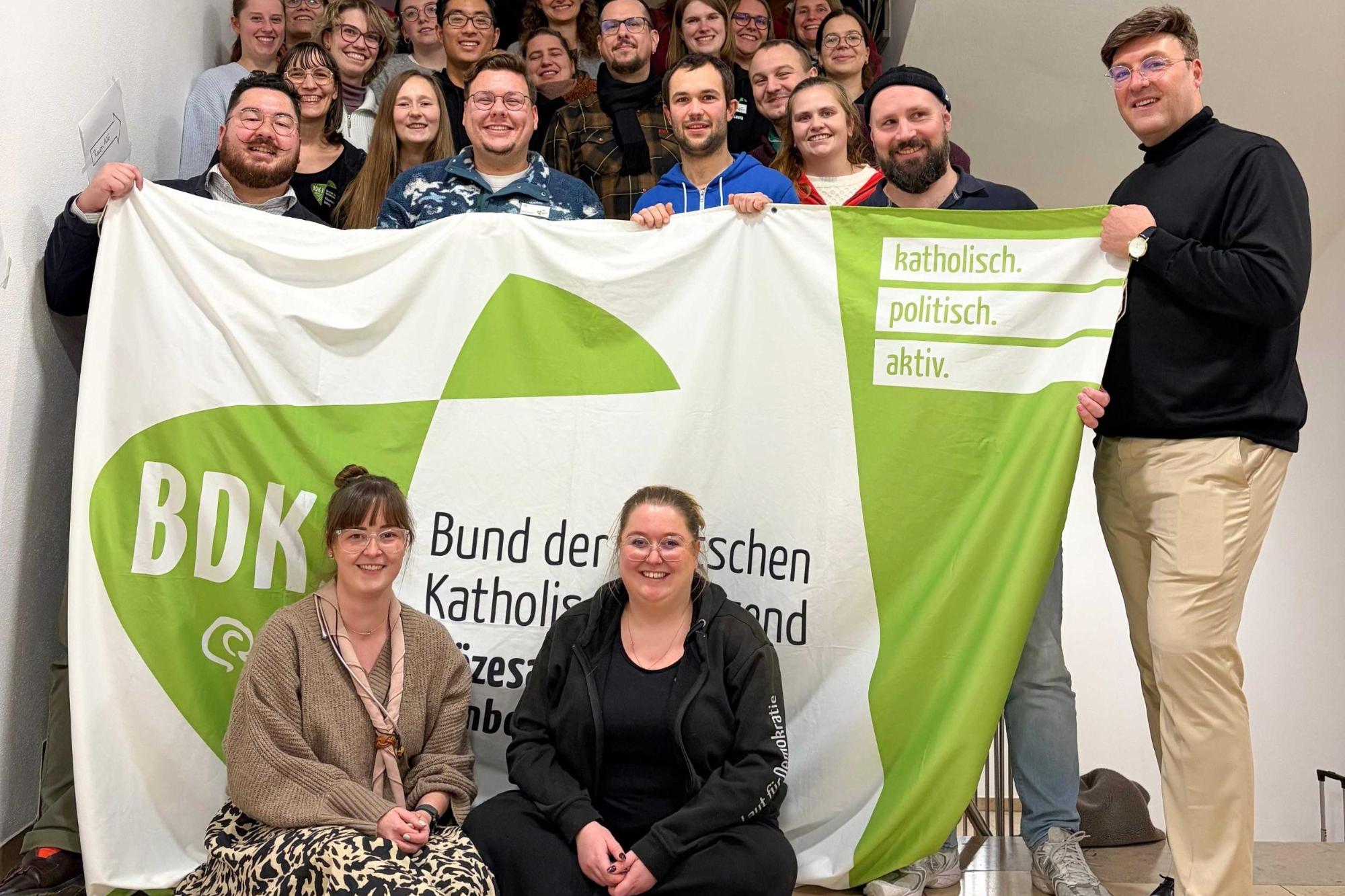 BDKJ-Diözesanversammlung II/2025 im Jugendhaus Burg Feuerstein mit: (vorne von links) Sophie Brand, Katharina Niedens, Gerd Richard Neumeier; (zweite Reihe von links) Andreas Hoppe Weick, Sonja Biller, Kathrin Schmitt, Felix Martel.