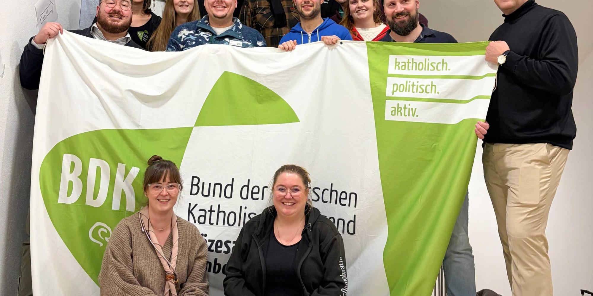 BDKJ-Diözesanversammlung II/2025 im Jugendhaus Burg Feuerstein mit: (vorne von links) Sophie Brand, Katharina Niedens, Gerd Richard Neumeier; (zweite Reihe von links) Andreas Hoppe Weick, Sonja Biller, Kathrin Schmitt, Felix Martel.