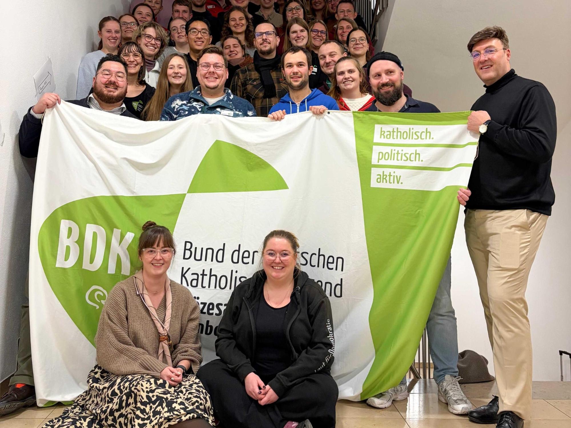 BDKJ-Diözesanversammlung II/2025 im Jugendhaus Burg Feuerstein mit: (vorne von links) Sophie Brand, Katharina Niedens, Gerd Richard Neumeier; (zweite Reihe von links) Andreas Hoppe Weick, Sonja Biller, Kathrin Schmitt, Felix Martel.