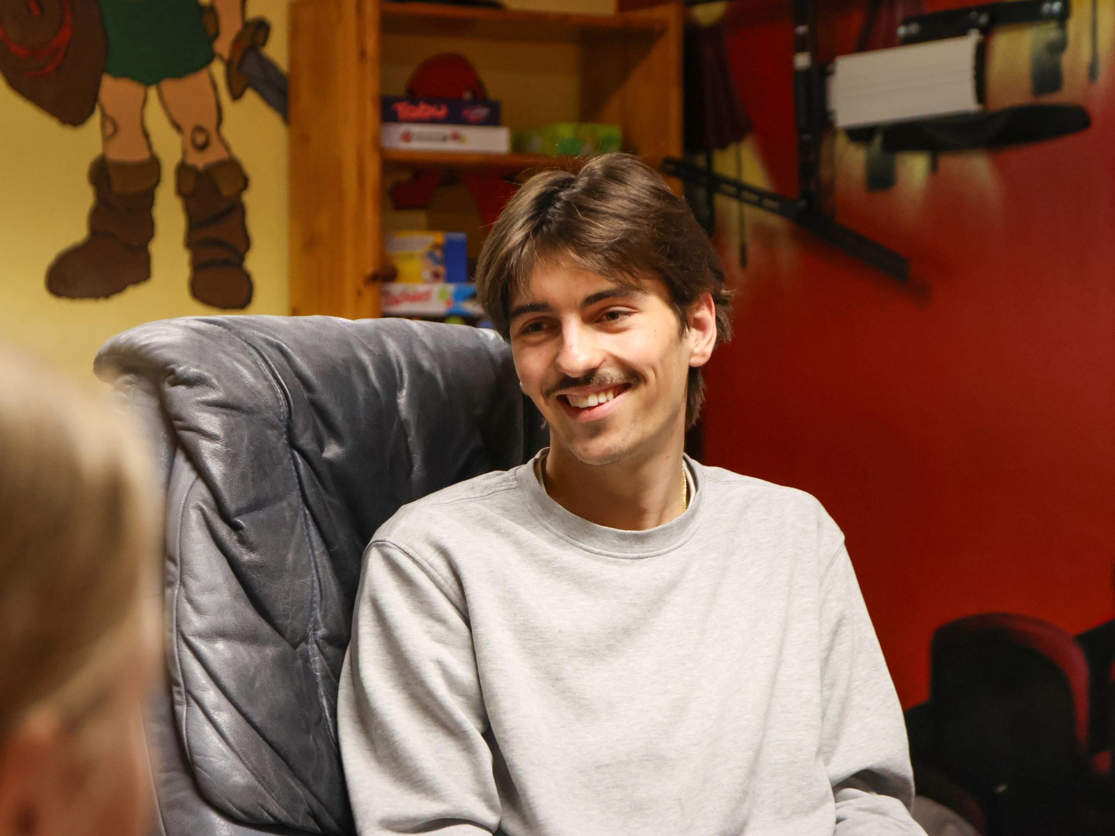 Jugendtreff Flip - Linus Kleinstück erklärt Jugendlichen die Regeln für das Playstation-Turnier