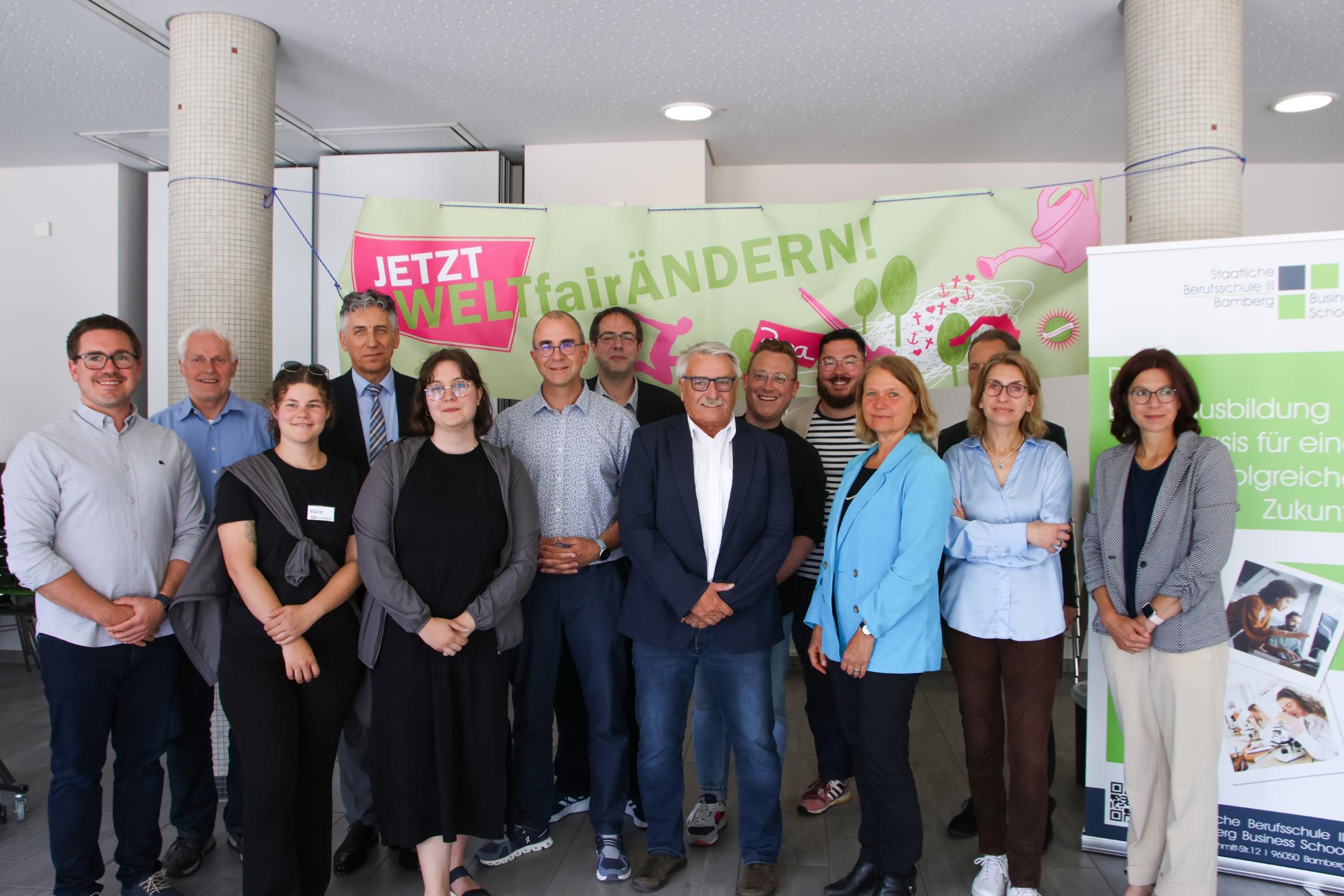 Aktion 'Jetzt WELTfairÄNDERN' an der Staatlichen Berufsschule III Bamberg; 10.-14. Juni 2024.  Vertreter*innen des Teams 'Jetzt WELTfairÄNDERN!', der Schule, der Politik, des BDKJ-Diözesanverbands Bamberg, des Jugendamts der Erzdiözese und der Universität Bamberg.