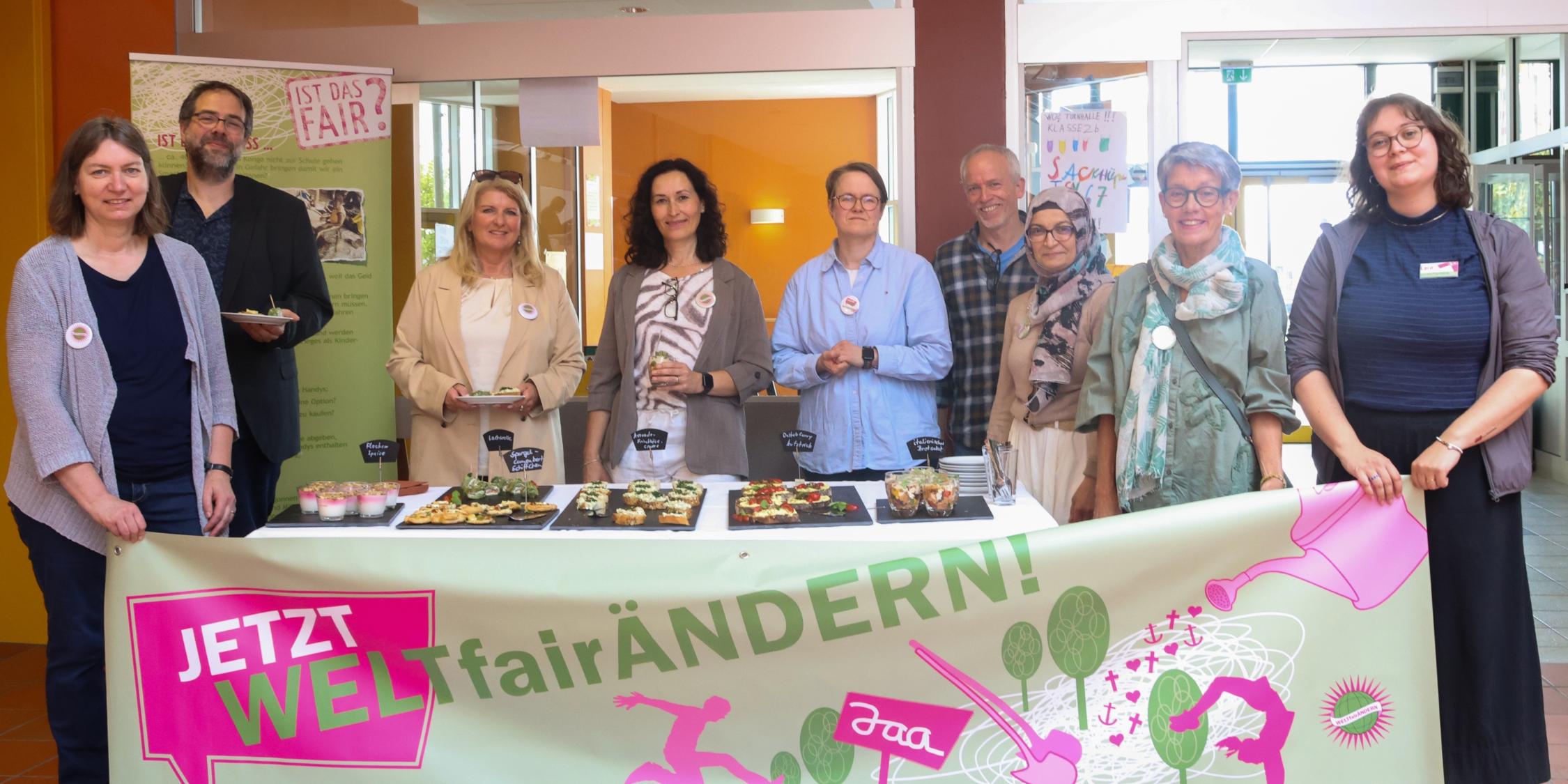 Projekt 'Jetzt WELTfairÄNDERN!' an der Grund- und Mittelschule Markt Erlbach, Mai 2025. Im Bild (v.l.:) Bildungsreferentin Tanja Saemann (Fachstelle für katholische Kinder- und Jugendarbeit im Dekanat