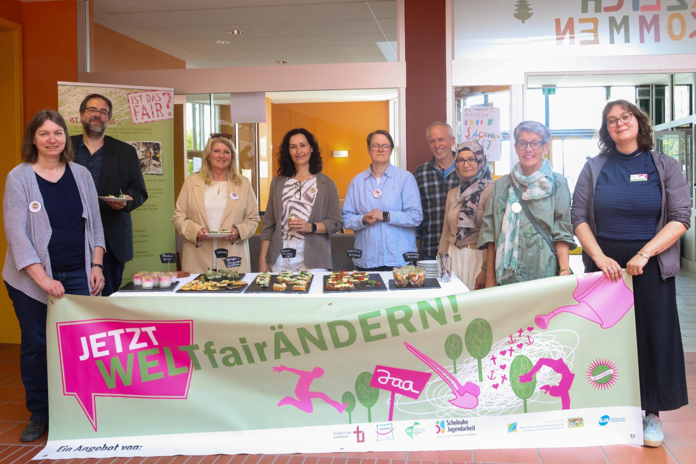 Projekt 'Jetzt WELTfairÄNDERN!' an der Grund- und Mittelschule Markt Erlbach, Mai 2025. Im Bild (v.l.:) Bildungsreferentin Tanja Saemann (Fachstelle für katholische Kinder- und Jugendarbeit im Dekanat