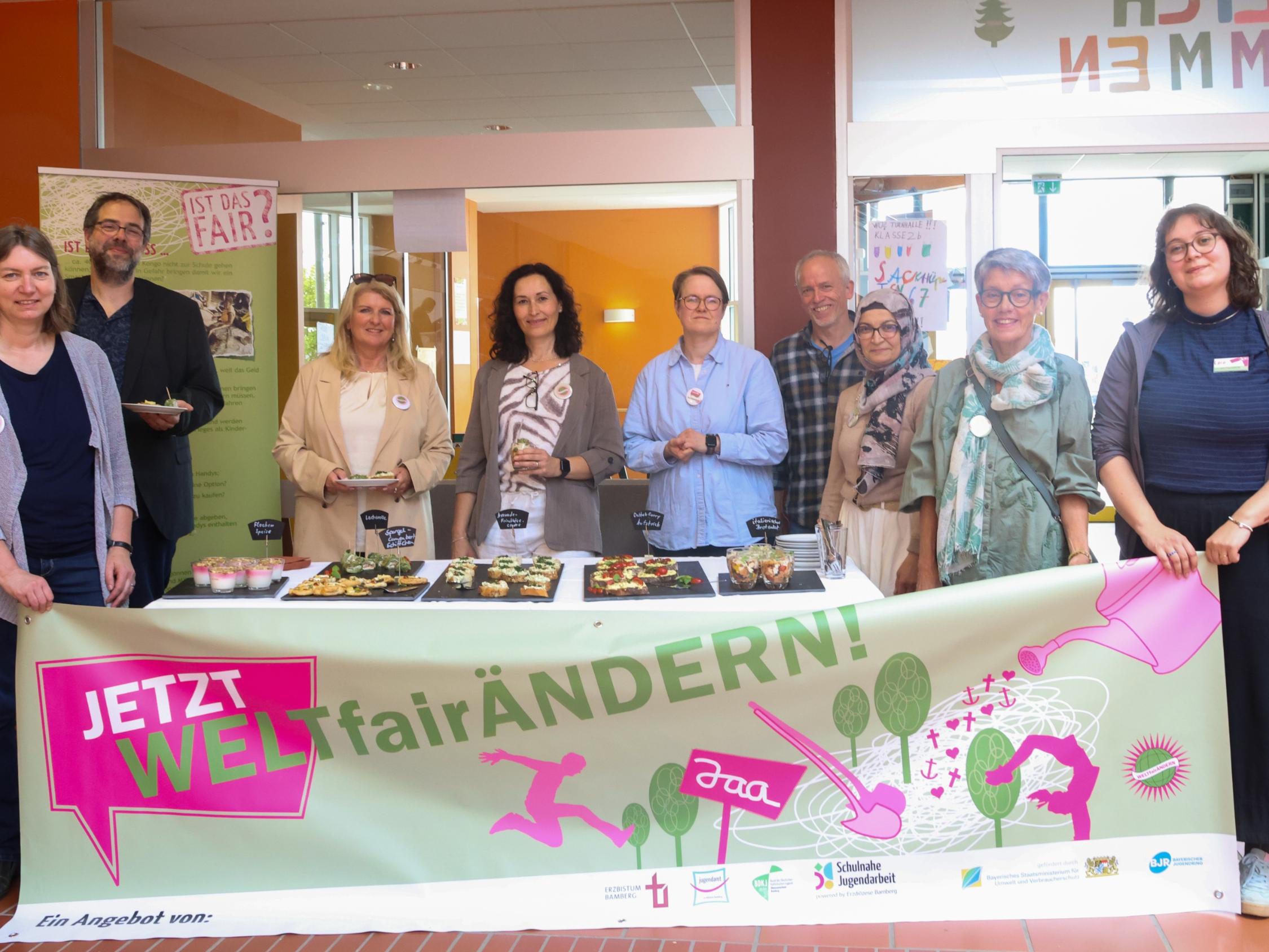 Projekt 'Jetzt WELTfairÄNDERN!' an der Grund- und Mittelschule Markt Erlbach, Mai 2025. Im Bild (v.l.:) Bildungsreferentin Tanja Saemann (Fachstelle für katholische Kinder- und Jugendarbeit im Dekanat