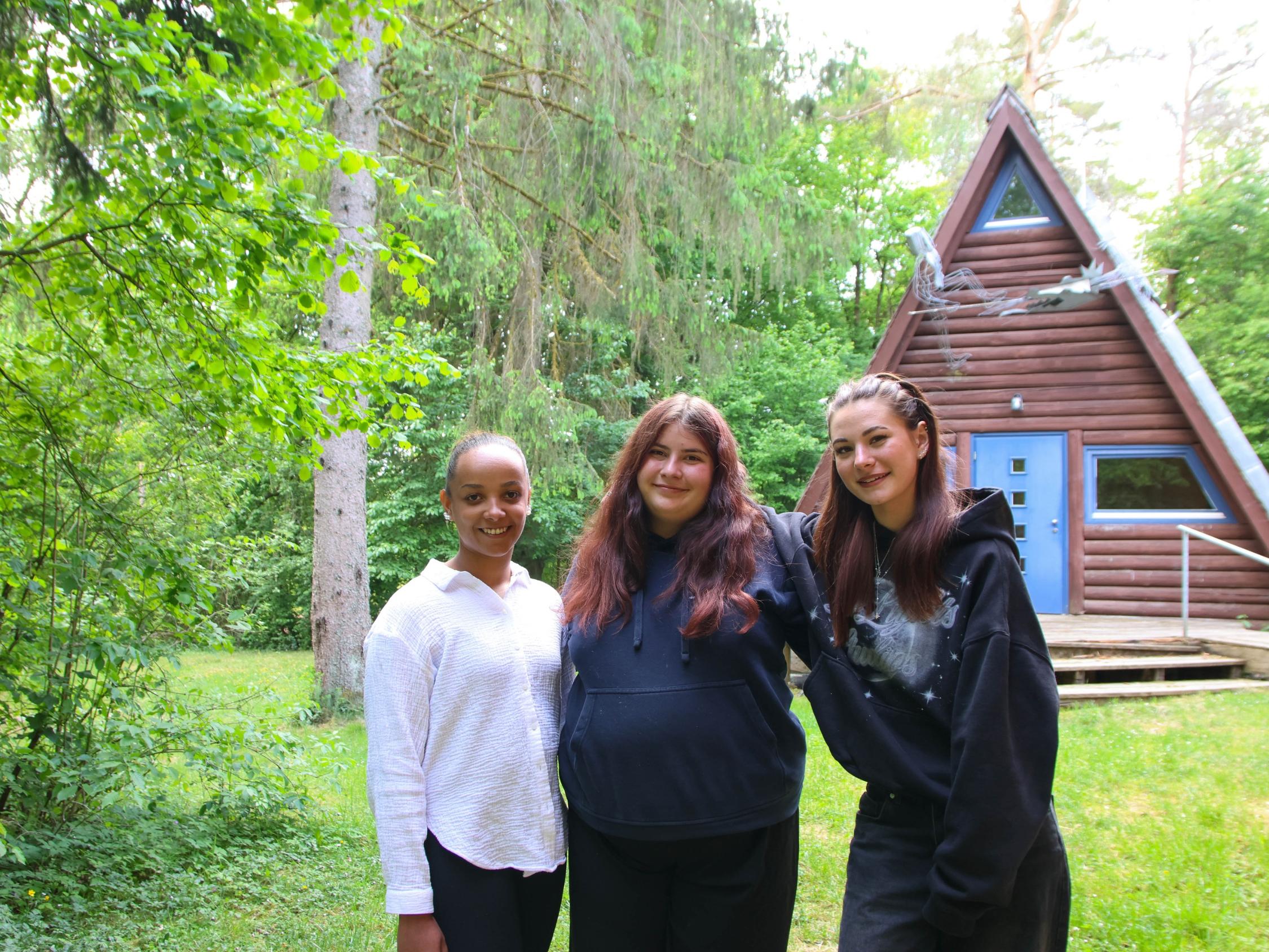 Teilnehmerinnen aus dem BFD-Jahrgang 2024/25 (v.l.): Sharon (17), Gina (20) und Kyra (17