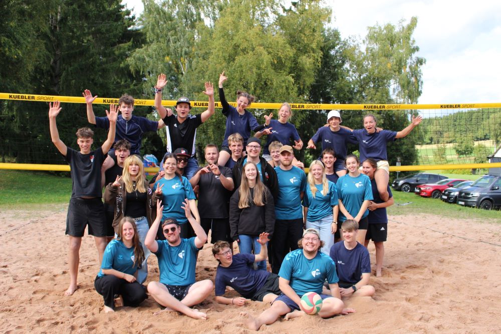 Gruppenaufnahme der Beteiligten am Volleyballturnier