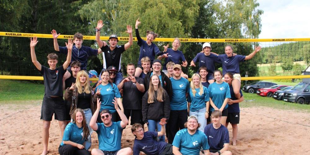 Gruppenaufnahme der Beteiligten am Volleyballturnier