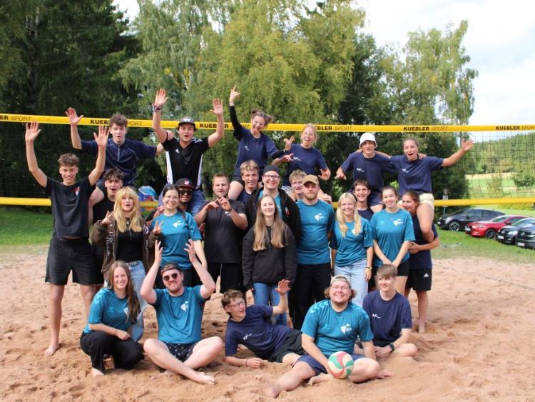 Gruppenaufnahme der Beteiligten am Volleyballturnier