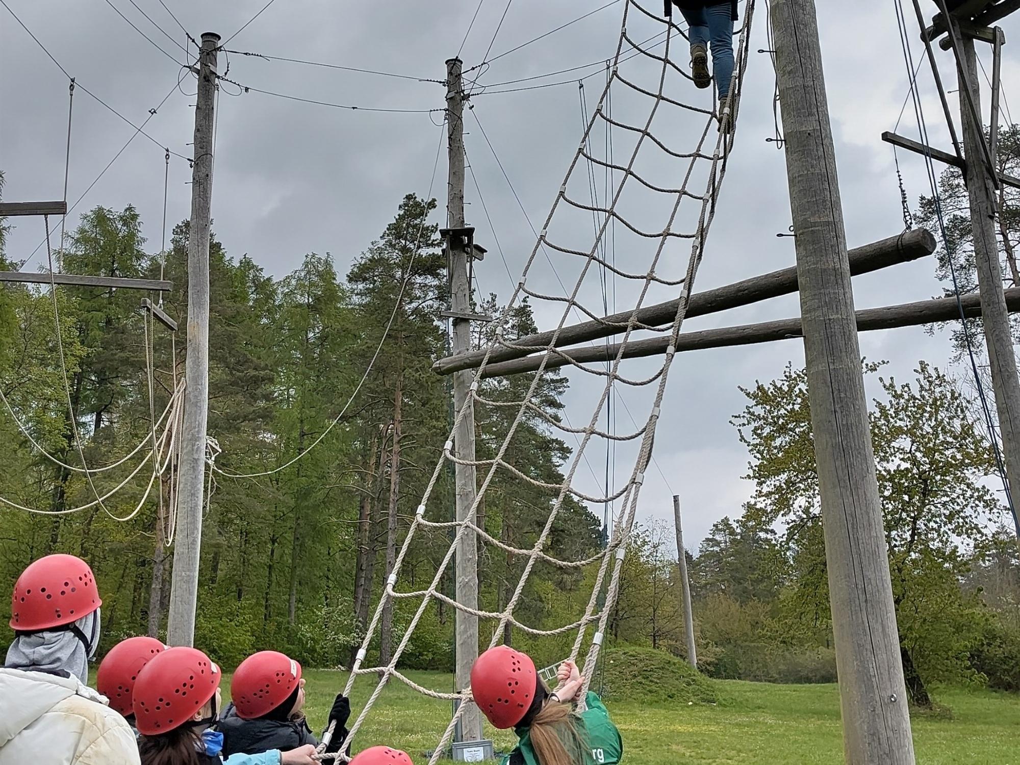 „Freiwilligendienst_Hochseilgarten“: In einem Freiwilligen Sozialen Jahr geht es darum, Neues zu entdecken und manchmal auch Ängste zu überwinden. Im Erlebnispädagogischen Seminar können die Freiwilligen beispielsweise gemeinsam in einem pädagogischen Hochseilgarten Grenzen überwinden.