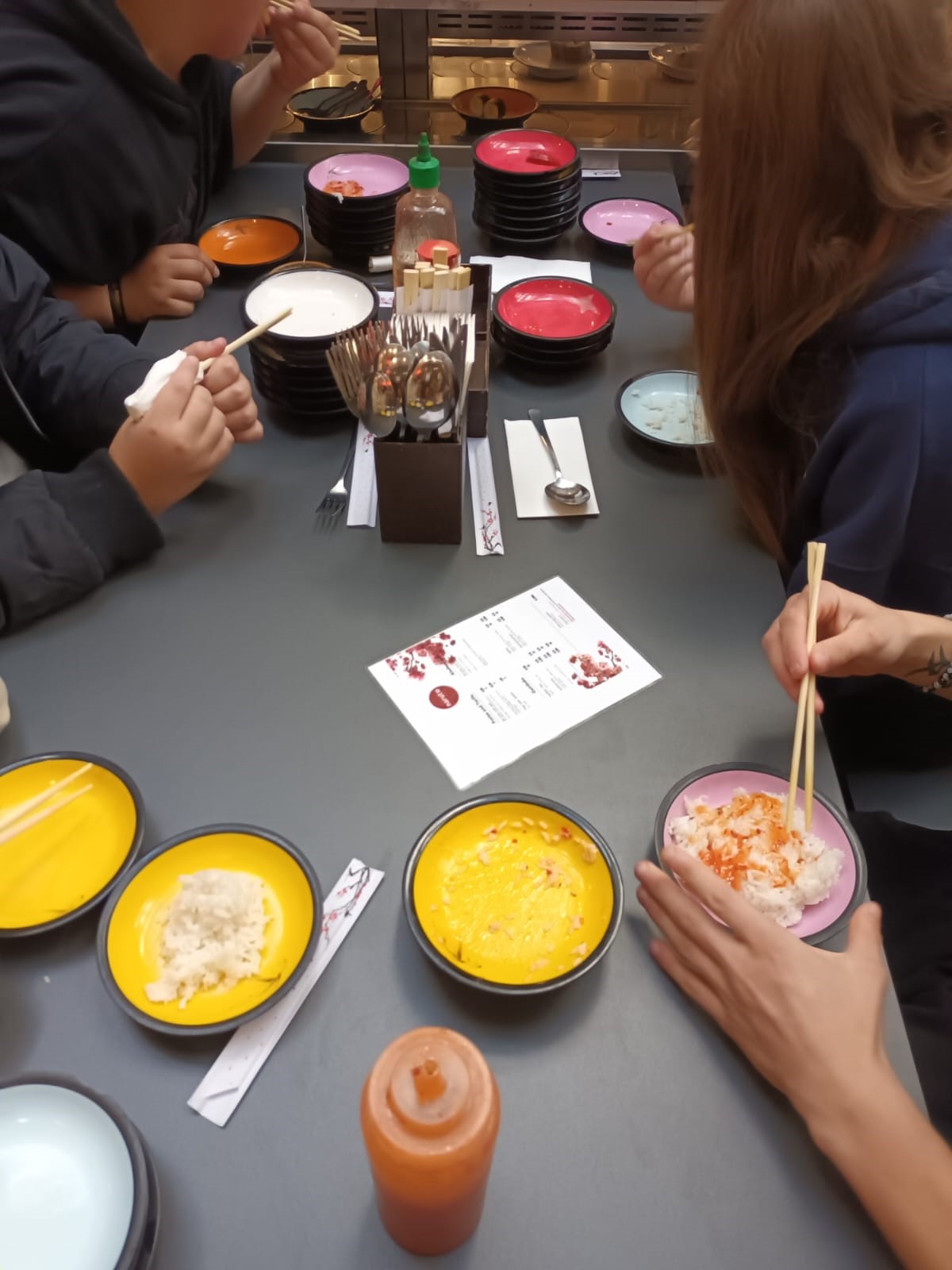 gedeckter Tisch im Laufband-Sushi-Lokal