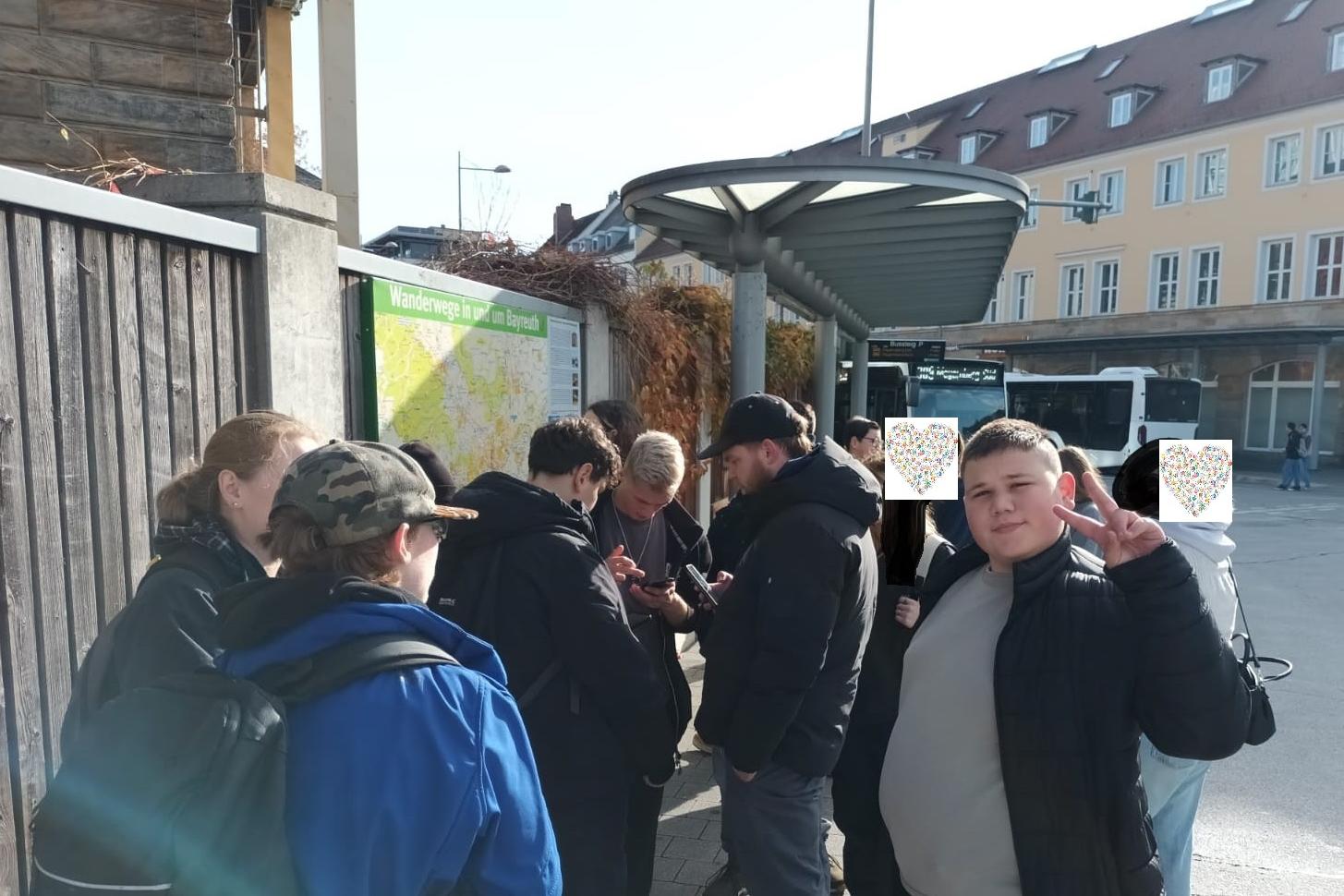 Personengruppe recherchiert mit ihren Handys die Ergebnisse