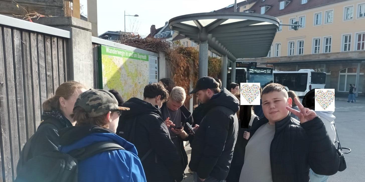 Personengruppe recherchiert mit ihren Handys die Ergebnisse