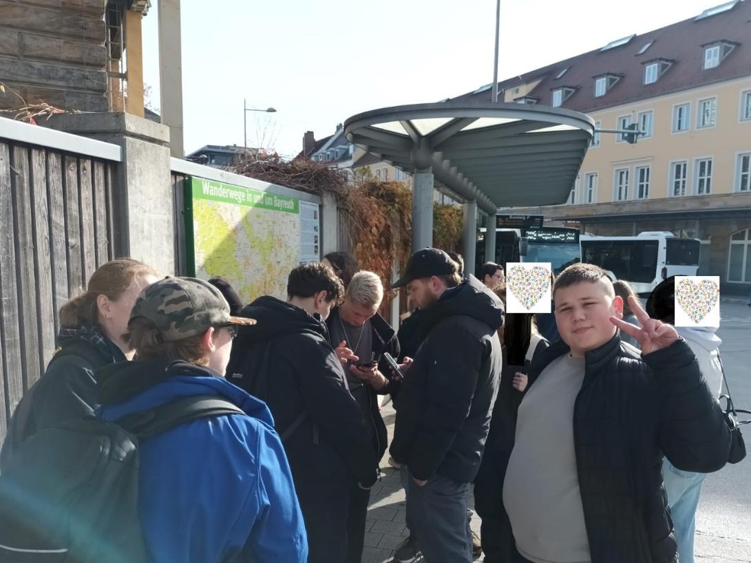 Personengruppe recherchiert mit ihren Handys die Ergebnisse