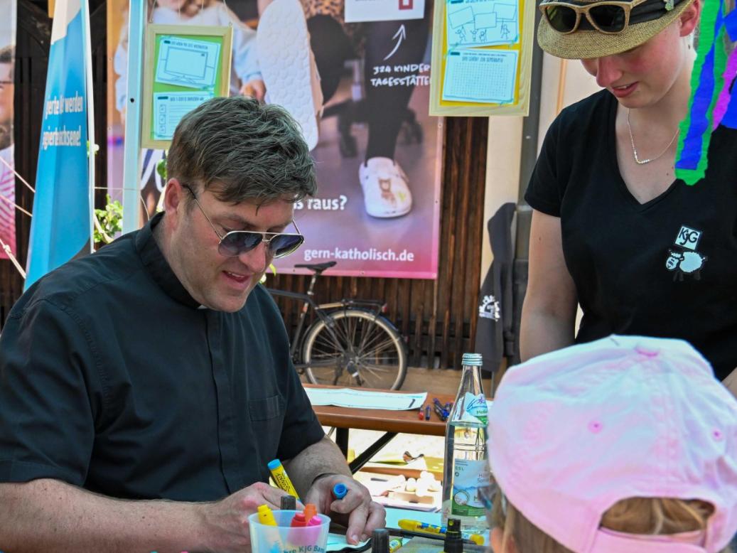 Diözesanjugendpfarrer Gerd Richard Neumeier auf dem „Hof der Jugend“ beim Heinrichsfest 2024.